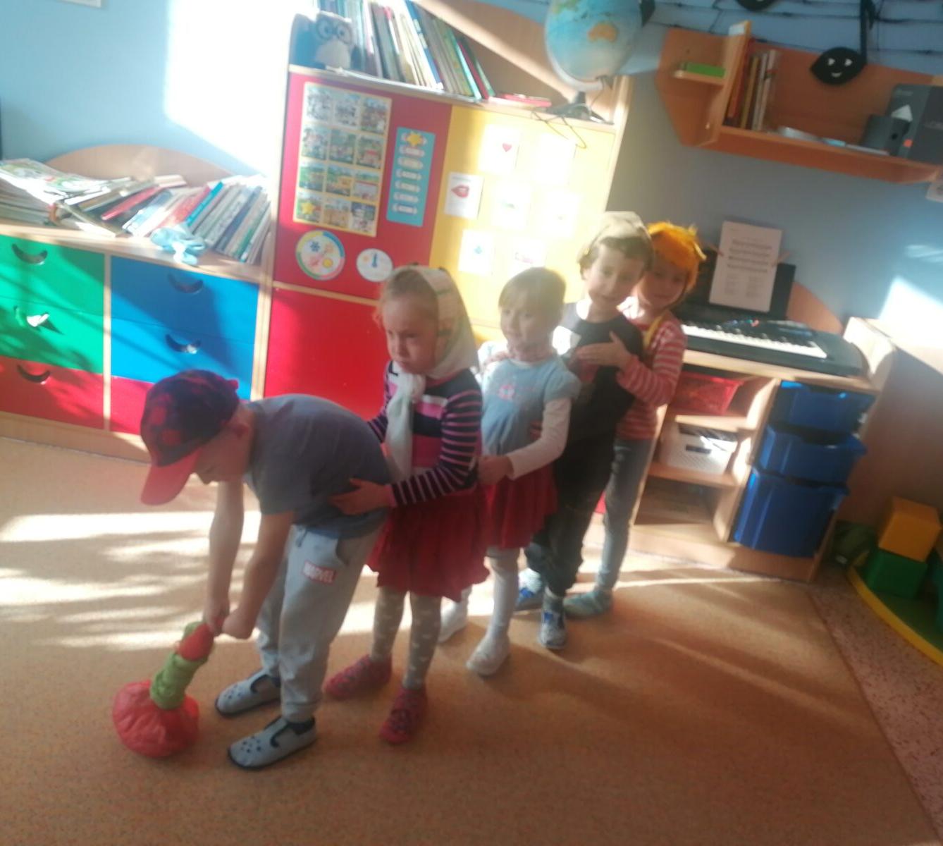 Hrajeme pohádku "O veliké řepě" :-) - 9