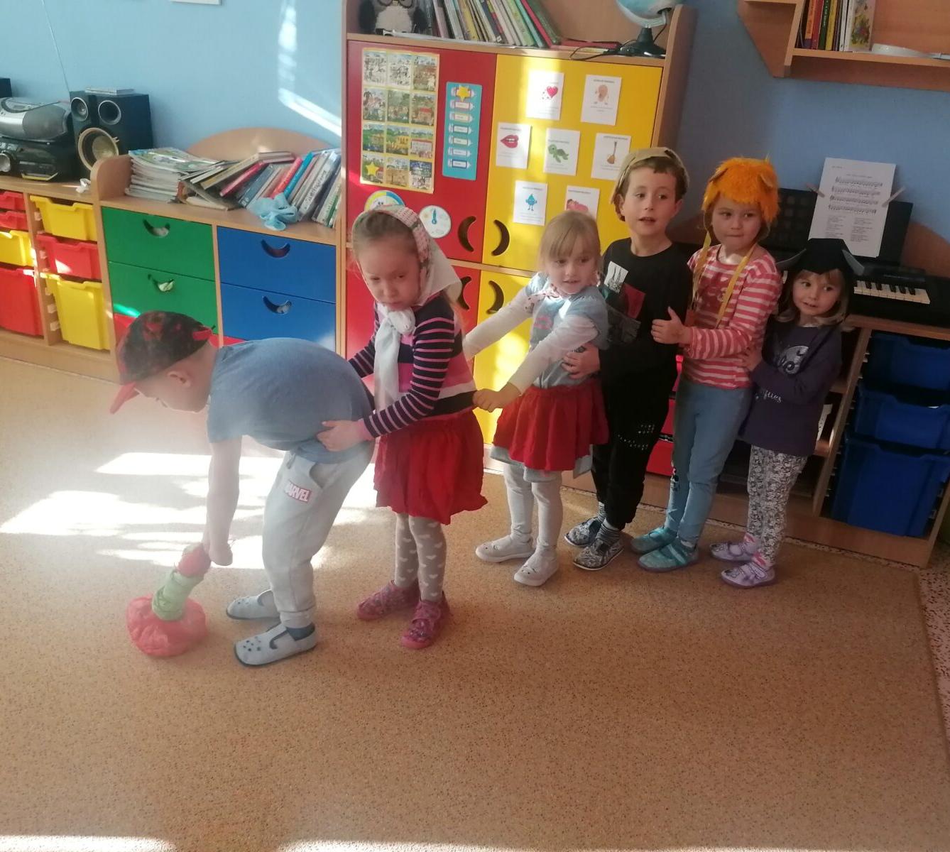 Hrajeme pohádku "O veliké řepě" :-) - 10