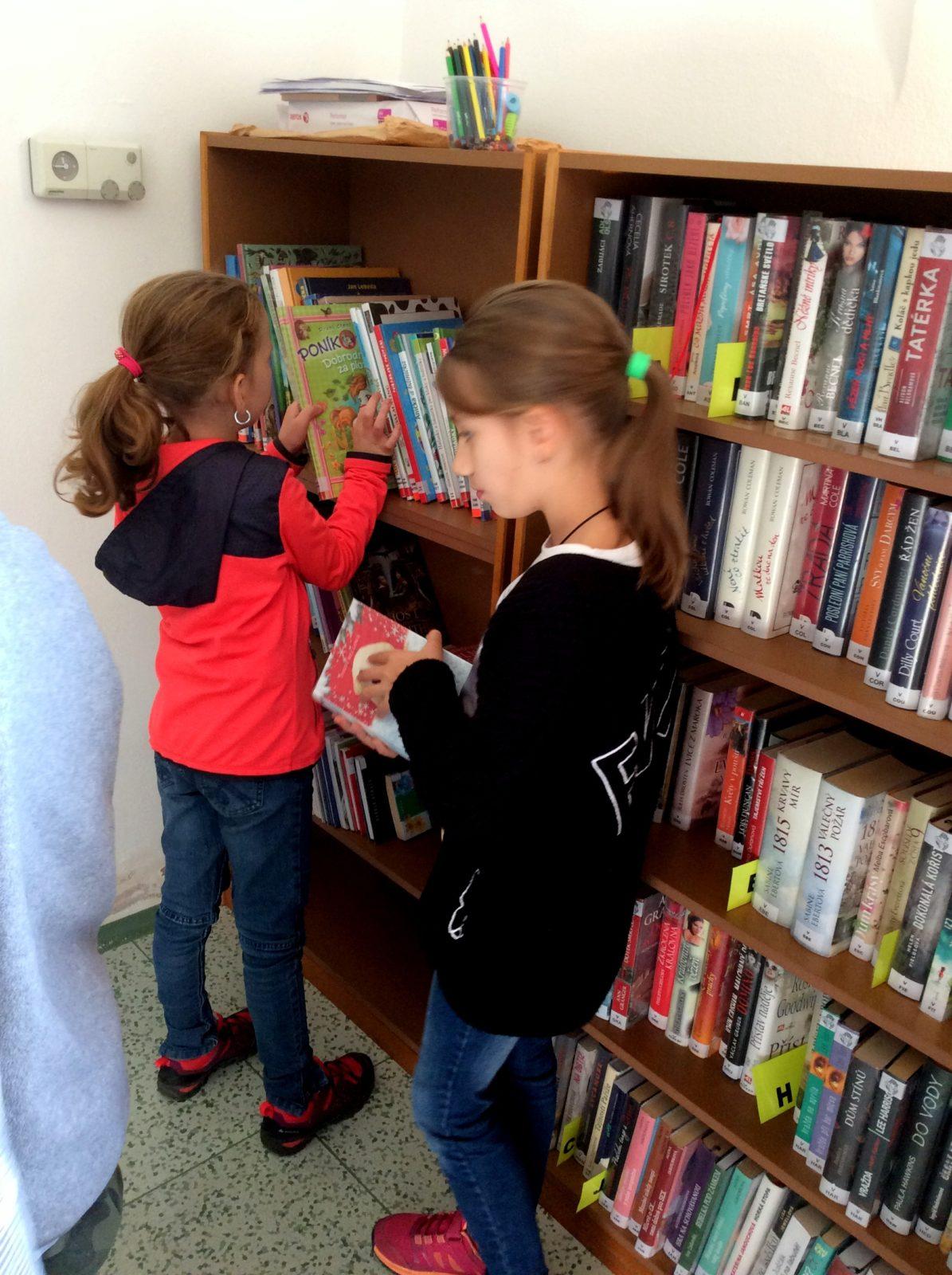 1. 11. Třetí třída v obecní knihovně - 5
