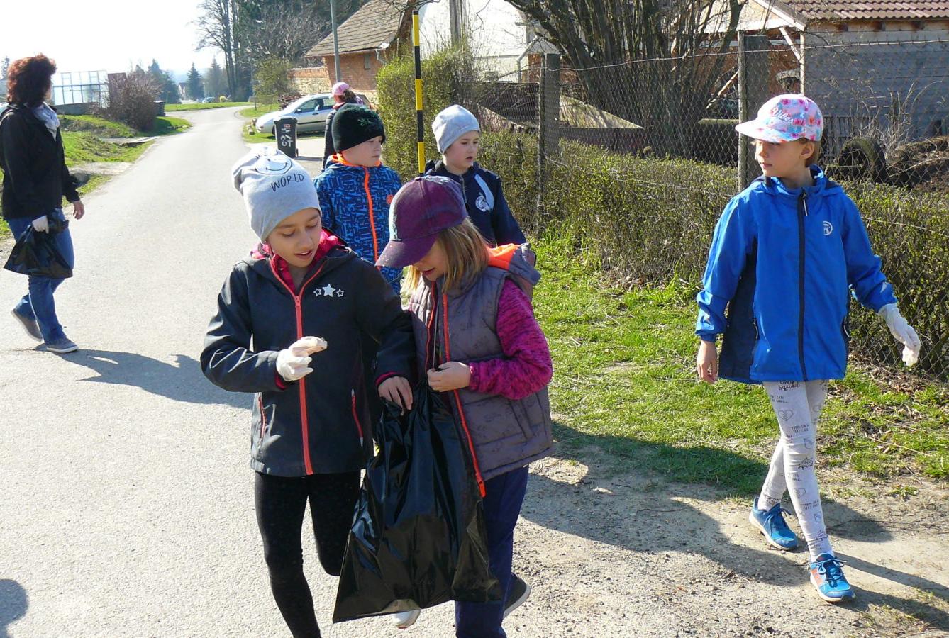 Akce "Ukliďme Česko-ukliďme Libchavy" na 1. stupni - 2