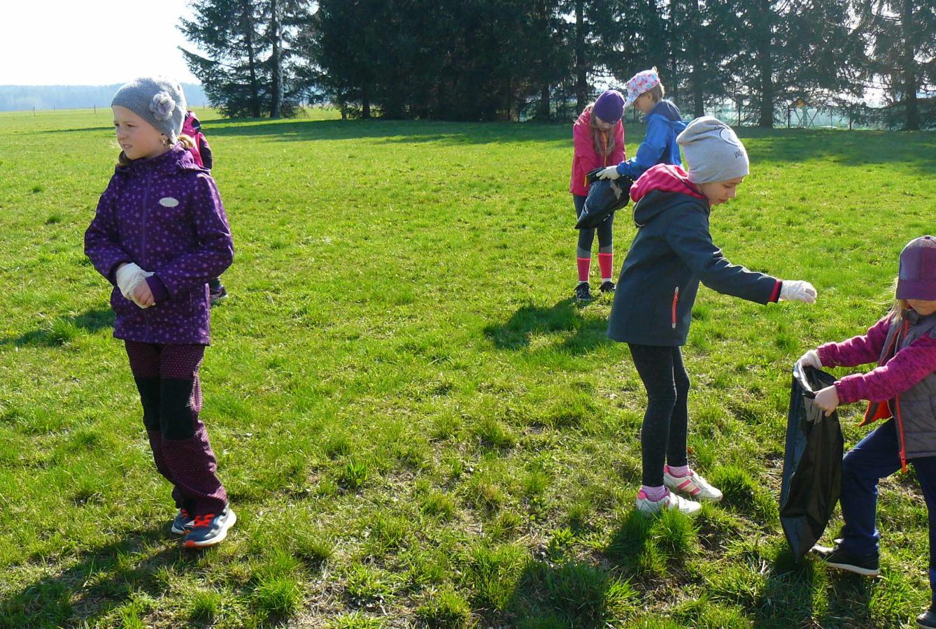 Akce "Ukliďme Česko-ukliďme Libchavy" na 1. stupni - 7