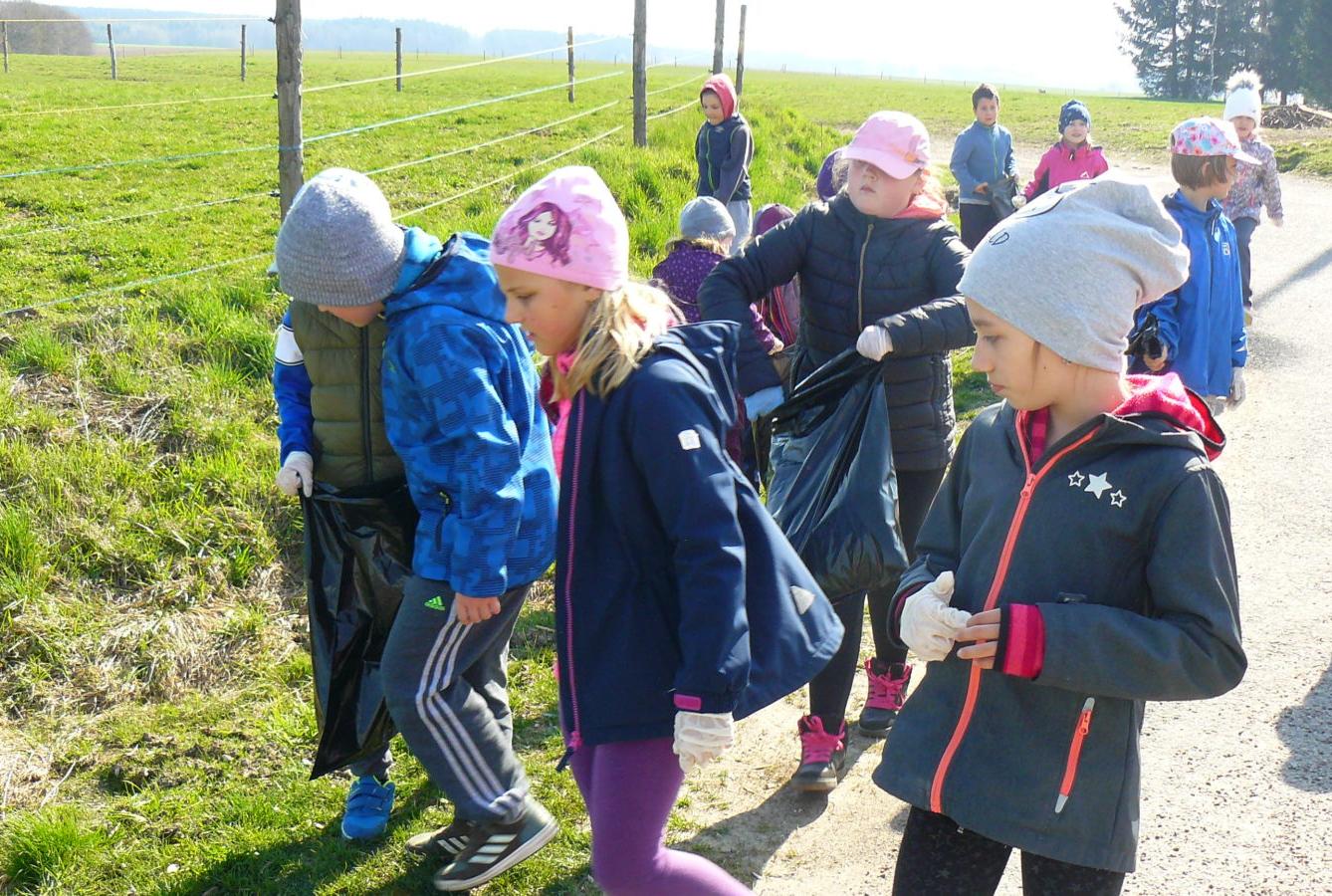 Akce "Ukliďme Česko-ukliďme Libchavy" na 1. stupni - 8