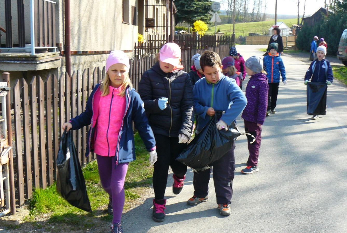 Akce "Ukliďme Česko-ukliďme Libchavy" na 1. stupni - 11
