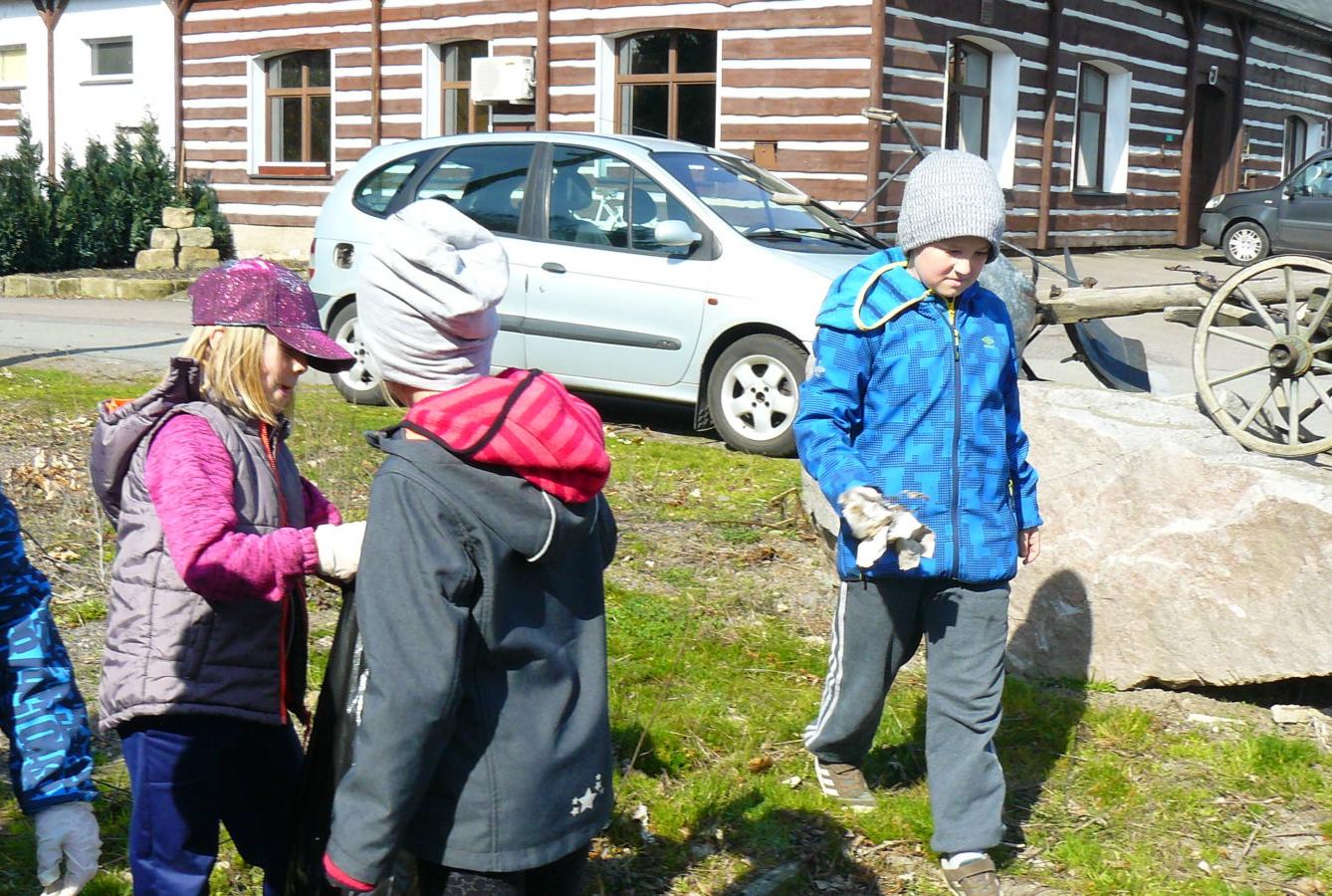 Akce "Ukliďme Česko-ukliďme Libchavy" na 1. stupni - 12