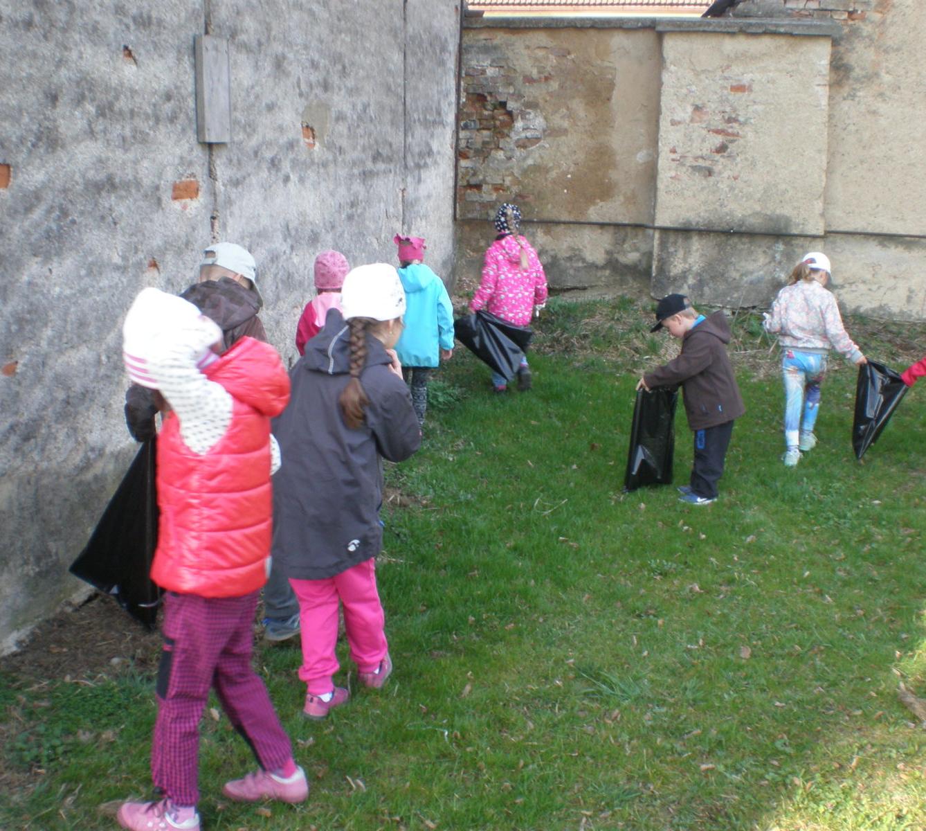 Akce "Ukliďme Česko-ukliďme Libchavy" na 1. stupni - 15