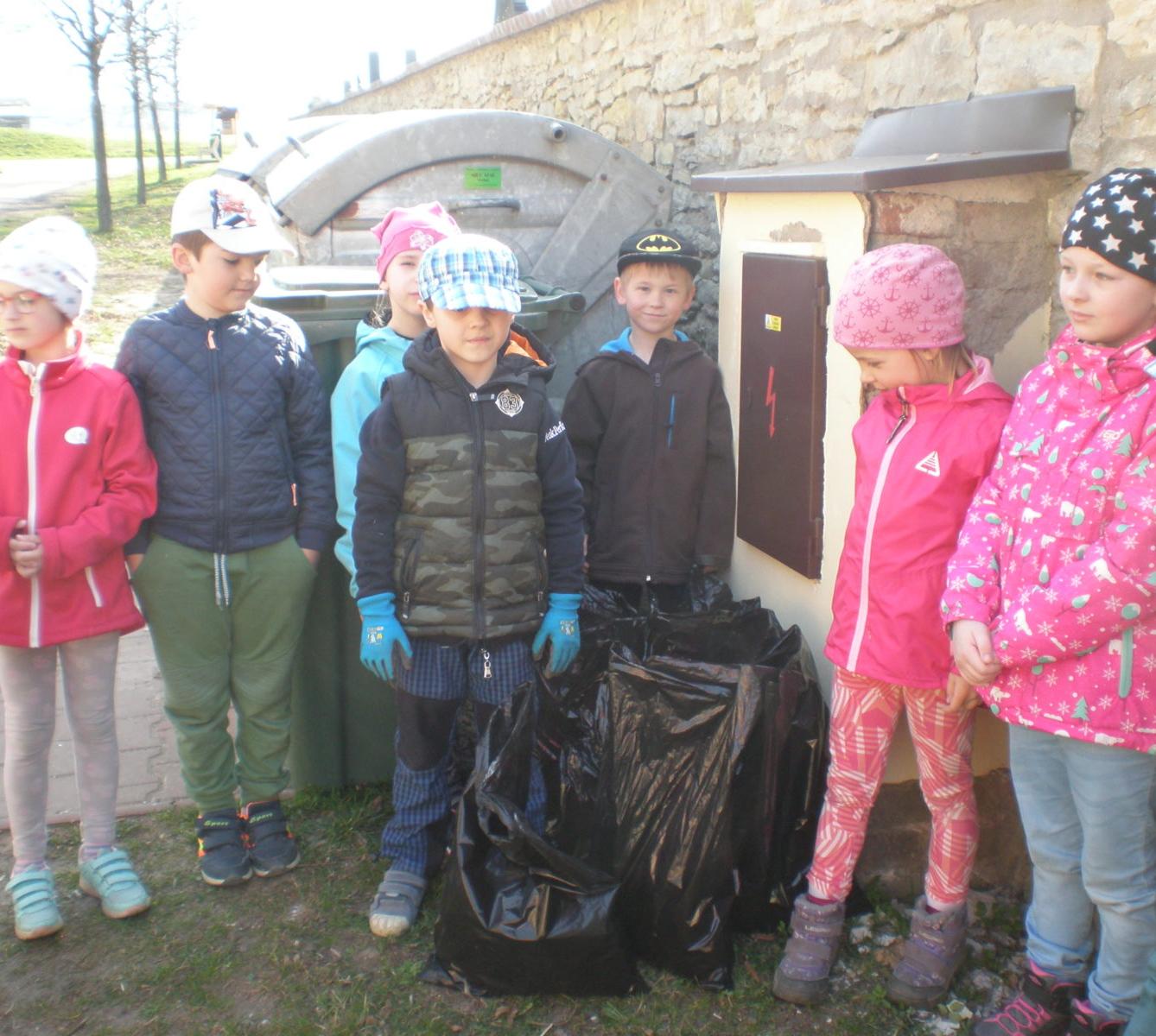 Akce "Ukliďme Česko-ukliďme Libchavy" na 1. stupni - 24