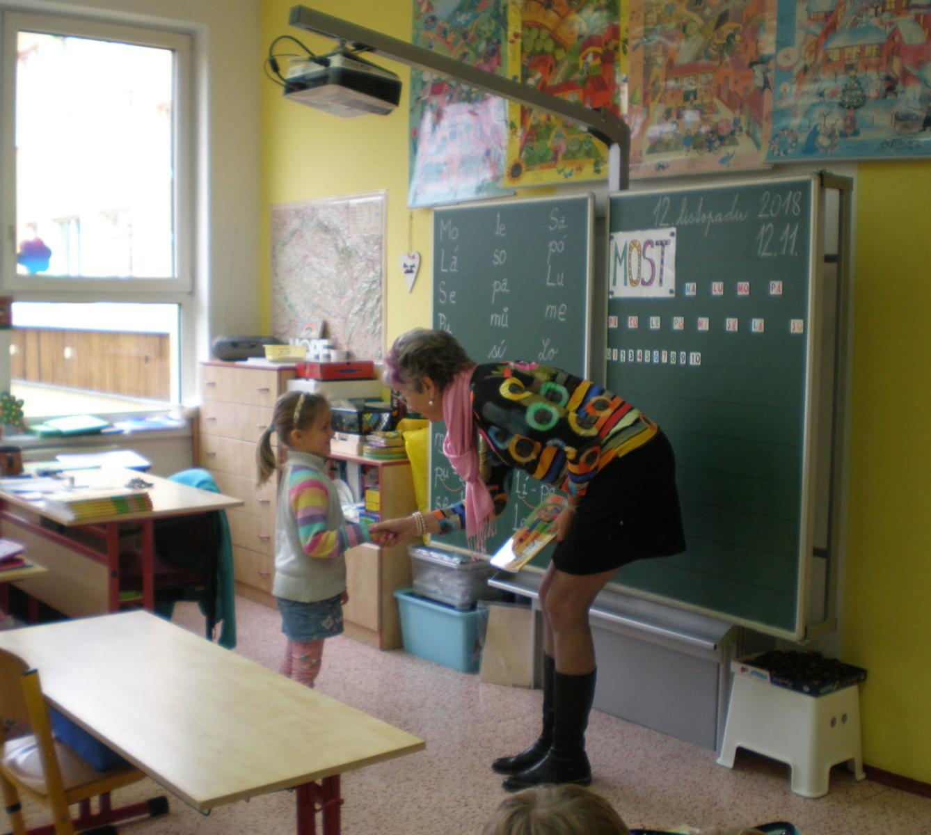 Slavnostní předávání slabikářů v 1. třídě - 10