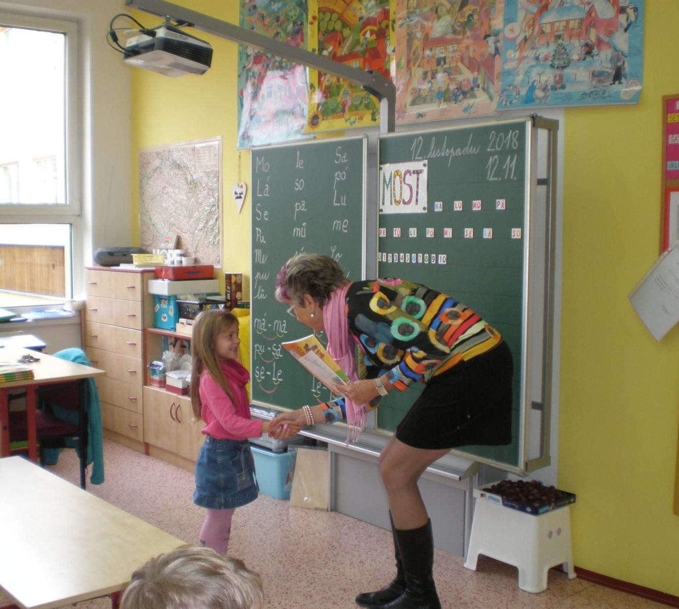 Slavnostní předávání slabikářů v 1. třídě - 12