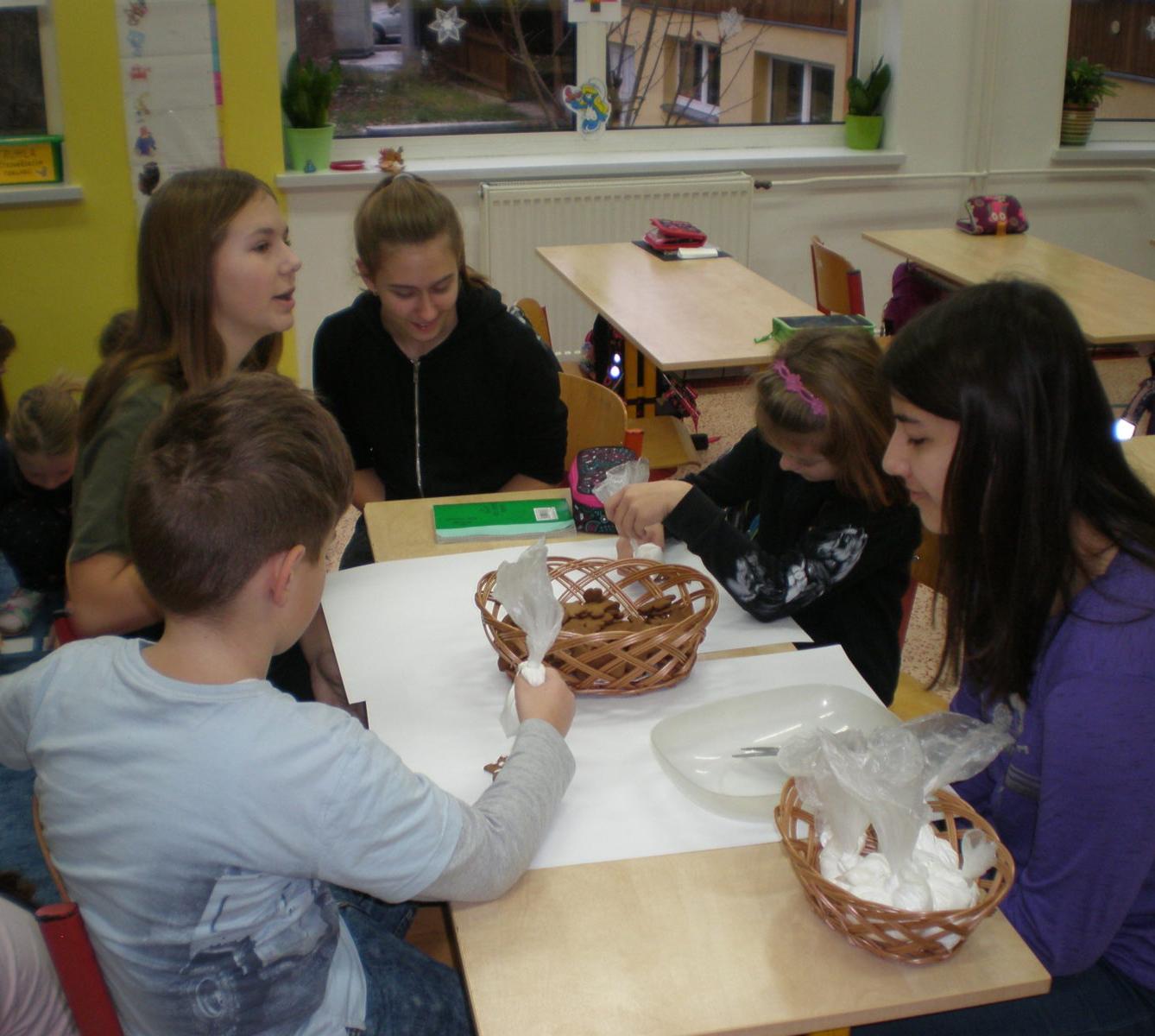 Zdobení perníčků ve 2. třídě - 6