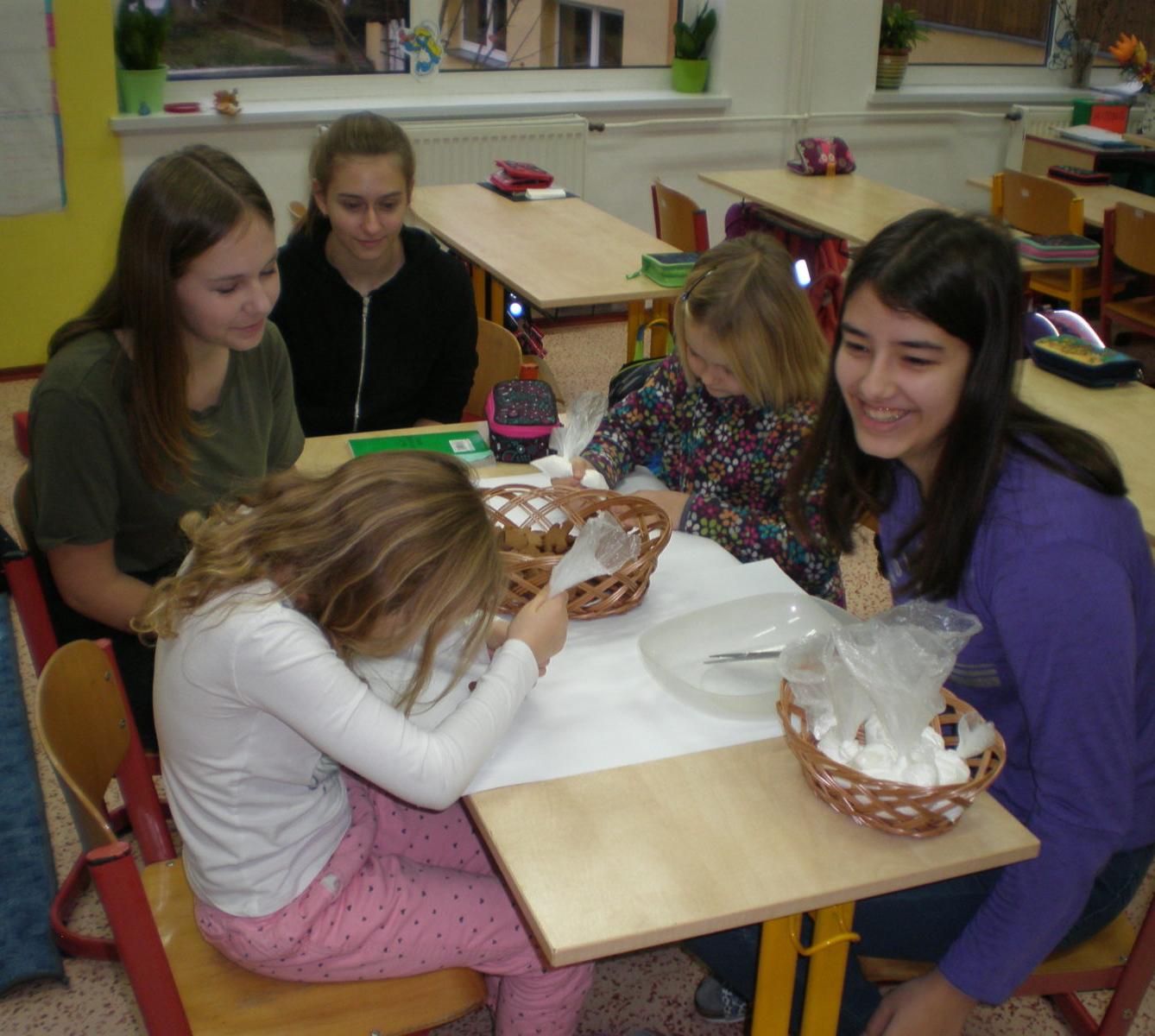 Zdobení perníčků ve 2. třídě - 8