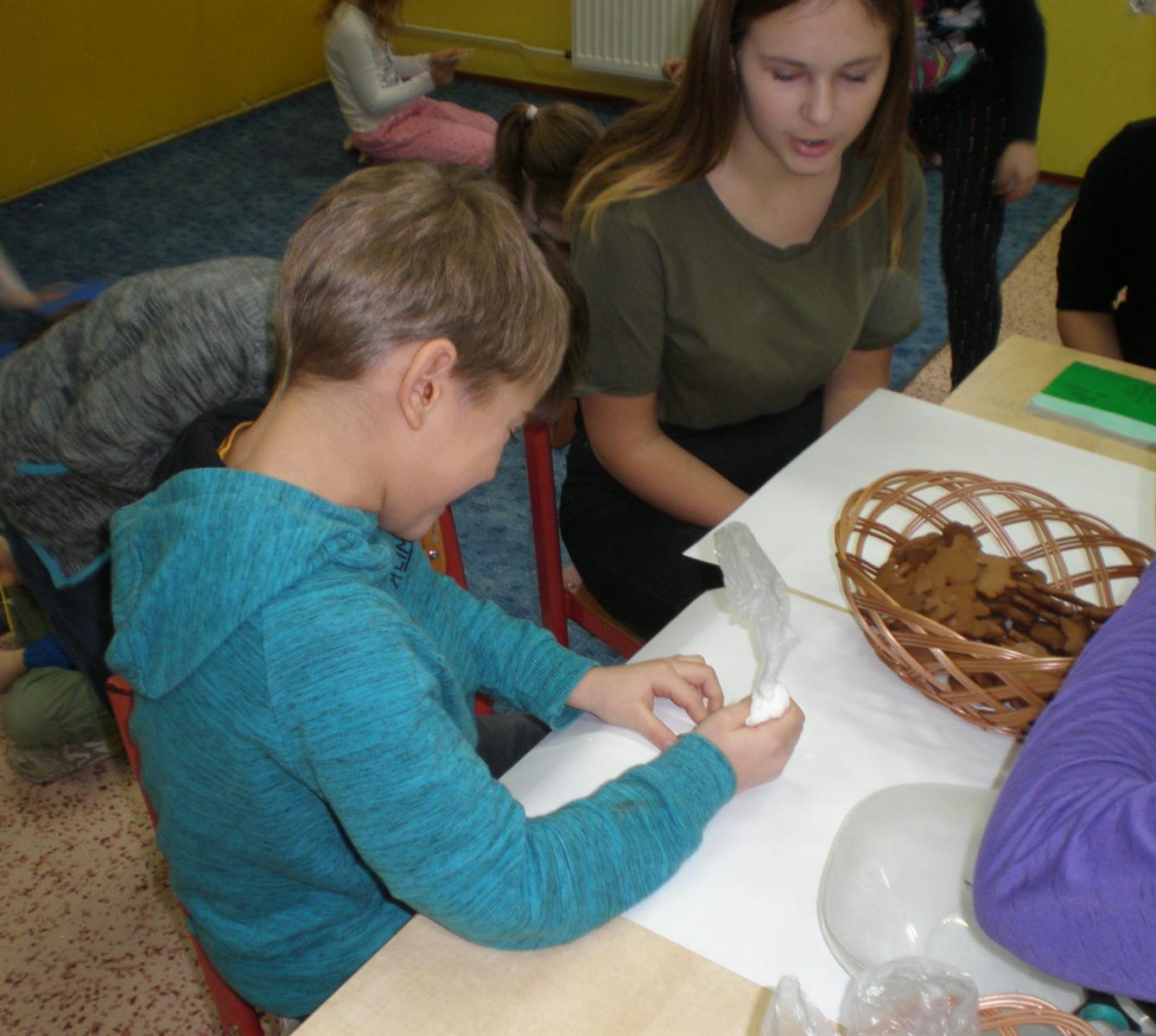 Zdobení perníčků ve 2. třídě - 12