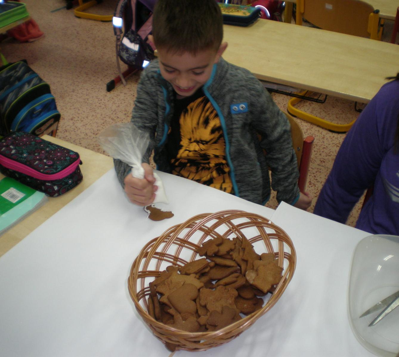 Zdobení perníčků ve 2. třídě - 13