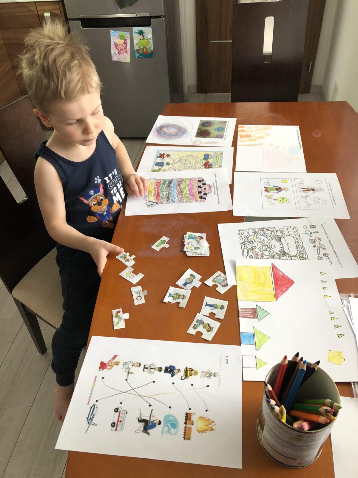 Distanční výuka v MŠ Kamarád (Ten dělá to a ten zas tohle:-)) - 92